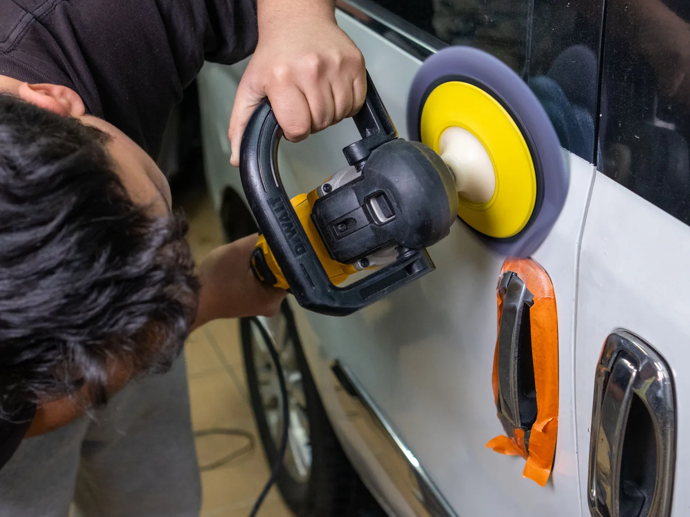 Automóvil en proceso de detailing y cuidado estético